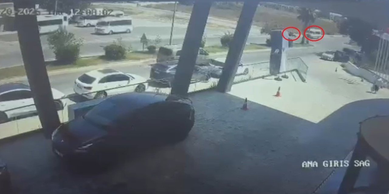 Tur Minibüsü İle Motosiklet Çarpıştı: 1 Yaralı