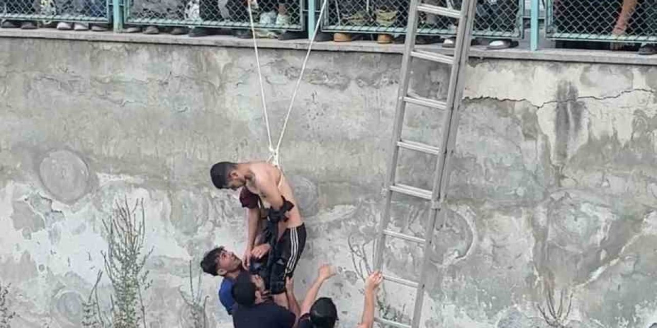 Kanala Düşen Genci Arkadaşı Yakaladı, İtfaiye Kurtardı