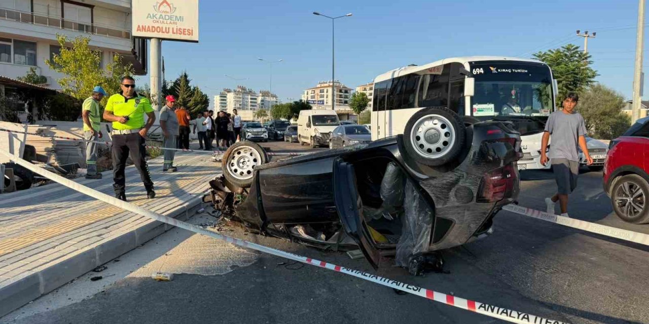 Antalya’da Refüje Çarpan Otomobilin Takla Atma Anı Kamerada: 2 Yaralı