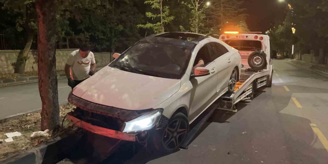 Niğde’de Otomobil Refüjdeki Ağaçlara Çarptı: 2 Yaralı