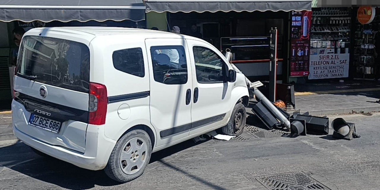 Ticari Taksiyle Çarpışan Hafif Ticarinin İş Yerine Girmesini Trafik Lambaları Önledi