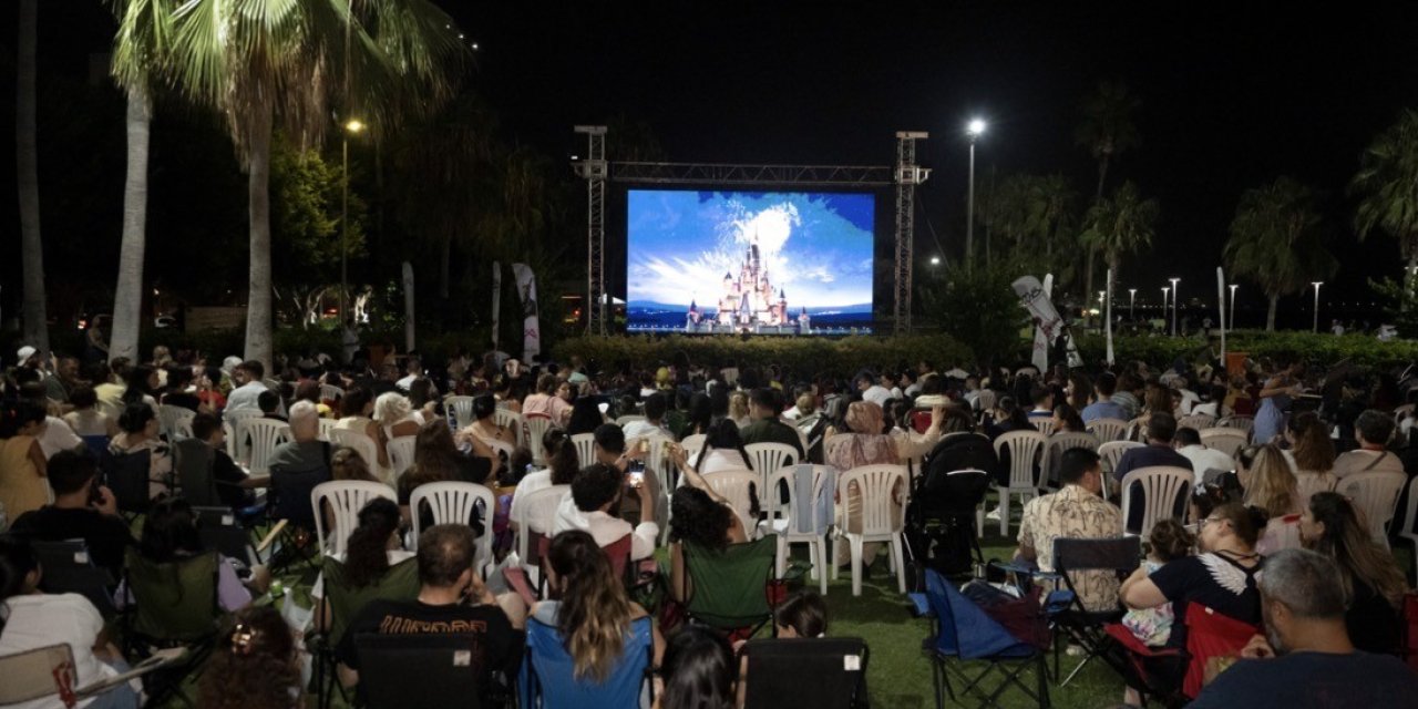 Mersin’de Çocuklar Yıldızların Altında ‘yukarı Bak’ Filmini İzledi