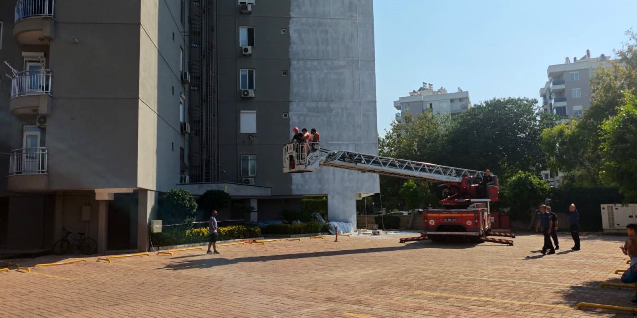 Halatı Kopan İskelede Mahsur Kalan 2 İşçiyi İtfaiye Kurtardı