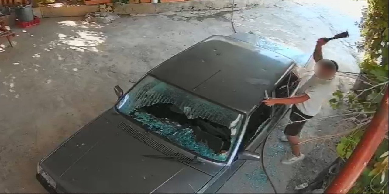 Kadına Ait Otomobile Satır Ve Bıçakla Zarar Verdi: O Anlar Kamerada