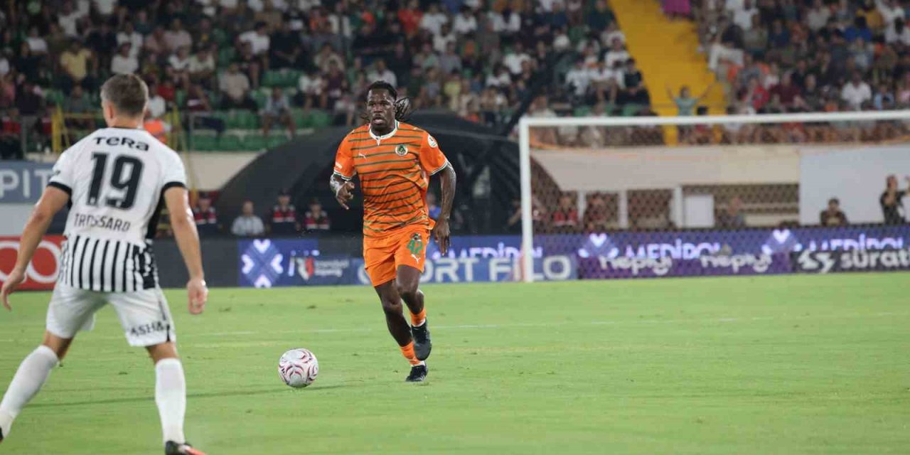 Trendyol Süper Lig: Corendon Alanyaspor: 0 - Beşiktaş: 0 (ilk Yarı)