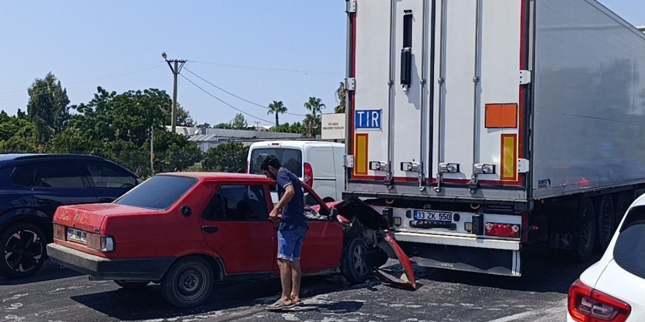 Kırmızı Işıkta Duran Tıra Arkadan Çarpan Tofaş Hurdaya Döndü: 1 Yaralı