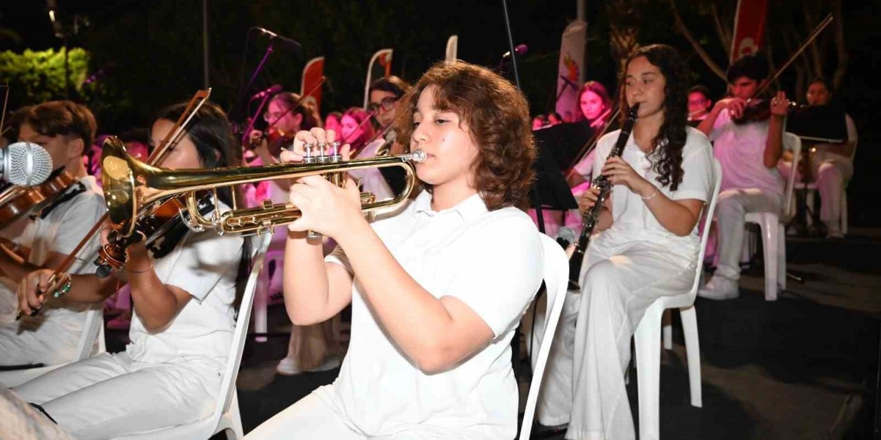Kemer Belediyesi Cumhuriyet Orkestrası Sahne Aldı
