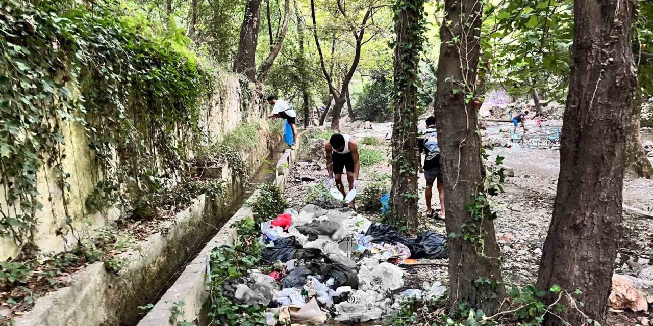 Gördükleri Manzaraya Duyarsız Kalmayıp, Eldiven Ve Maskeyle Temizlik Yaptılar