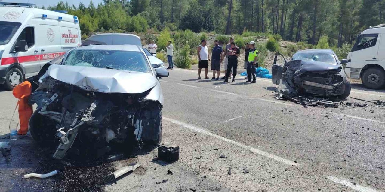 Antalya’da Otomobiller Çarpıştı: 1 Ölü, 3 Yaralı