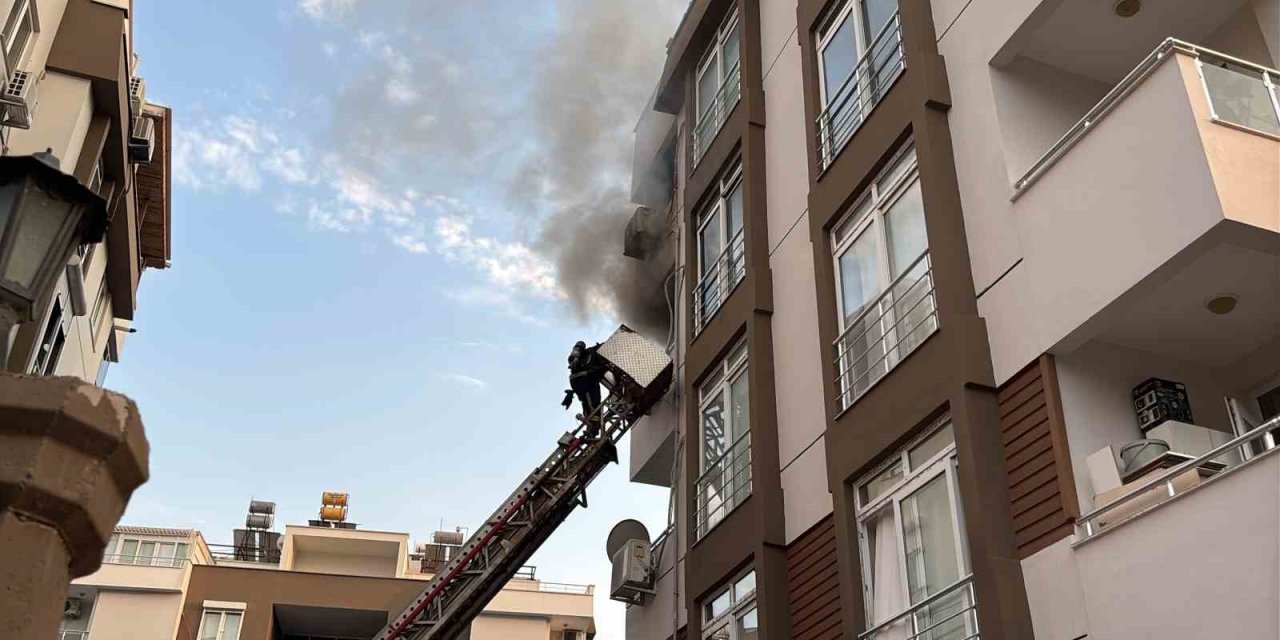 Apartman Dairesi Yangında Kullanılamaz Hale Geldi