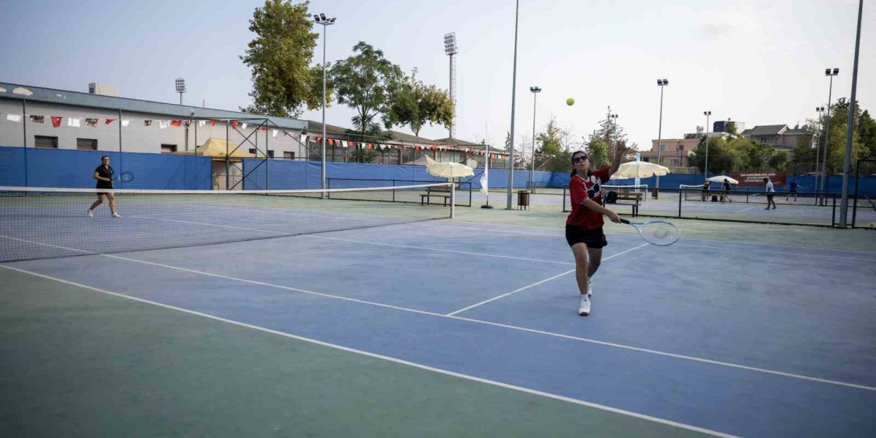 Mersin’de 30 Ağustos Coşkusu Tenis Kortlarına Taşındı
