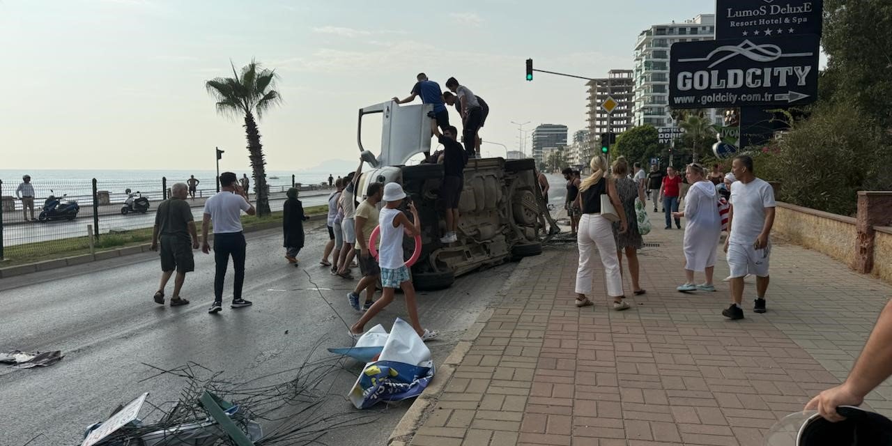 Bisiklete Çarpmamak İçin Manevra Yapan Araç Yan Yattı: 2 Yaralı