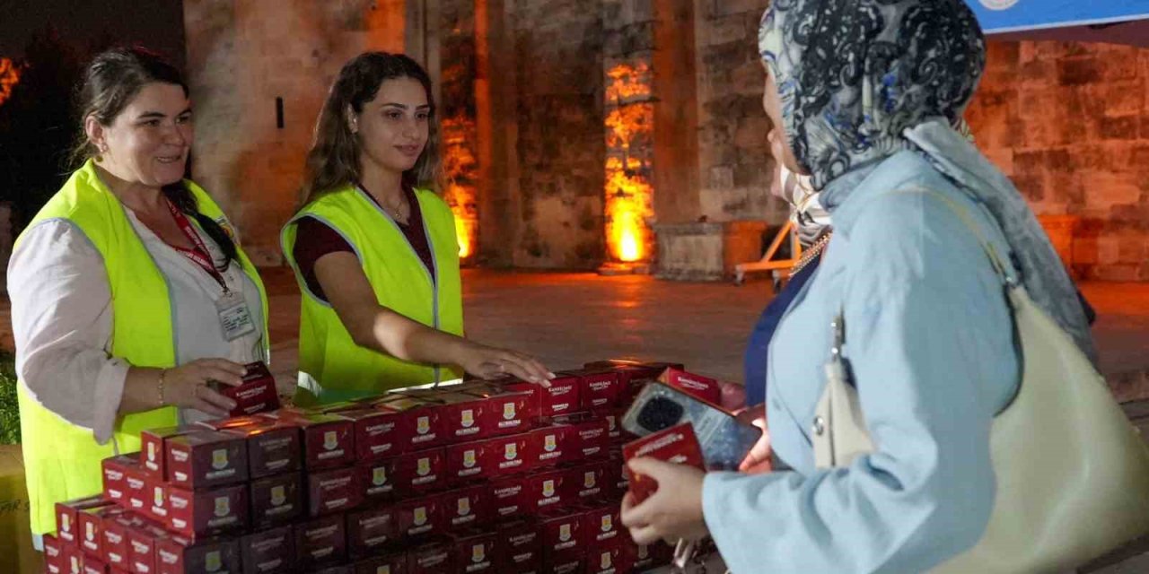 Tarsus’ta 16 Camide Kandil Simidi İkram Edildi