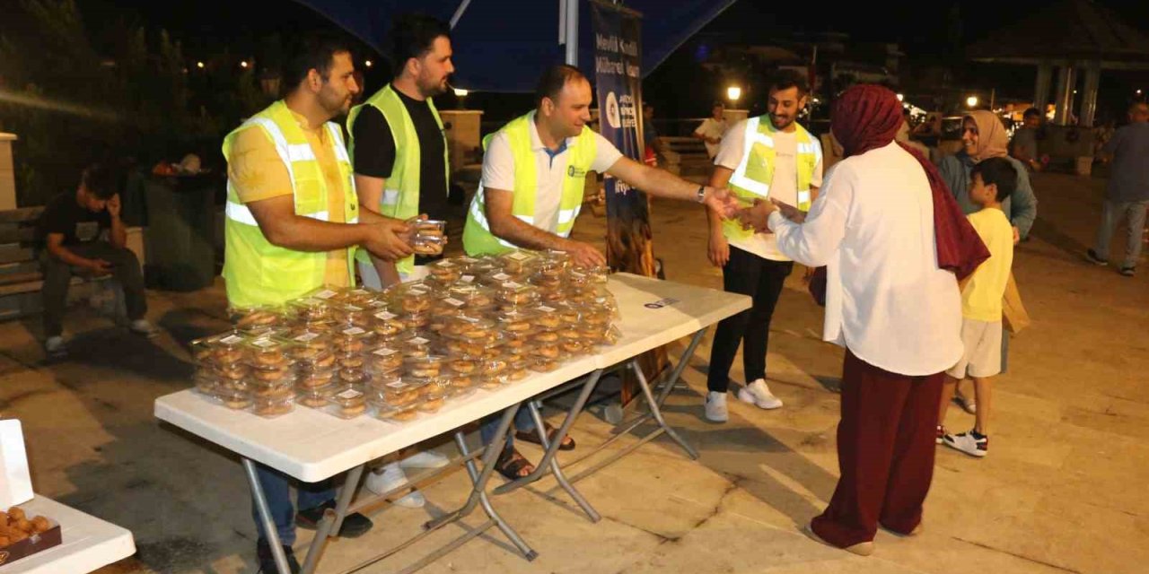 Büyükşehir Mevlit Kandil’inde 19 İlçede Lokma İkram Etti