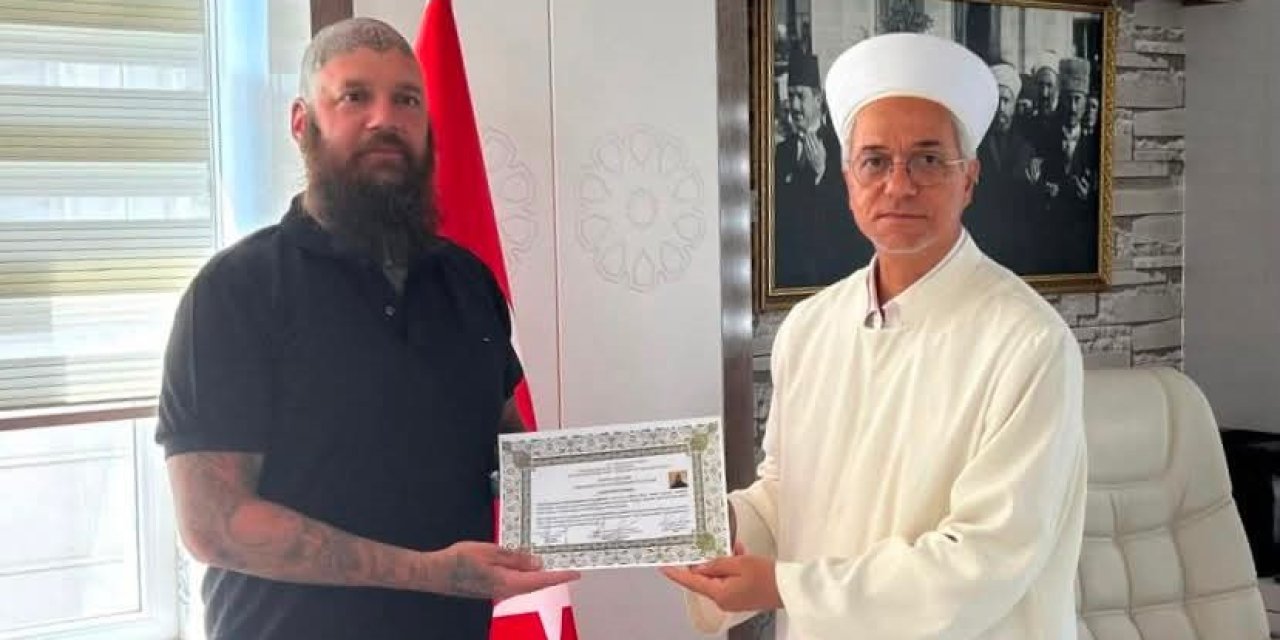 Kur’an-ı Kerim’den Etkilenen Macar Turist Müslüman Oldu