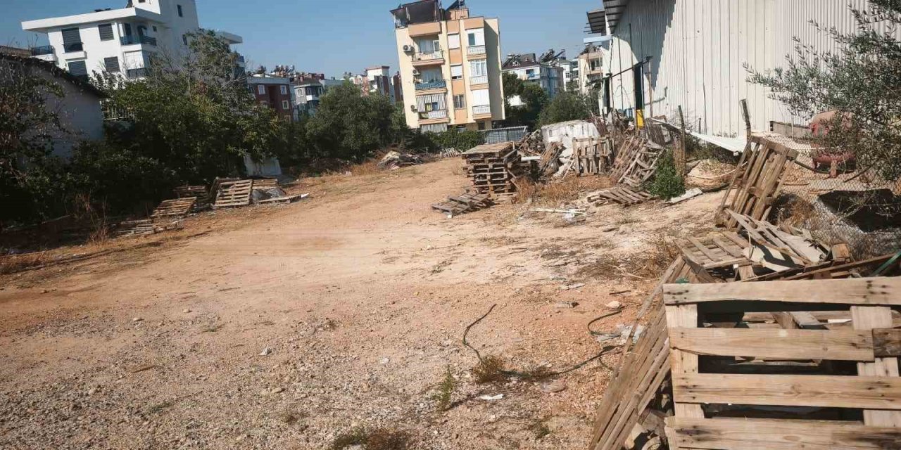 Kepez’de 30 Kamyon Atık Temizlendi: 5 Firmaya Ceza Kesildi