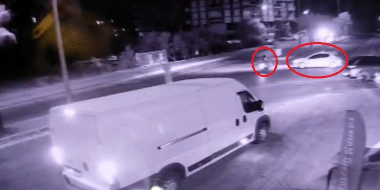 Otomobille Çarpışan Motosikletlinin Yola Savrulduğu Anlar Kamerada