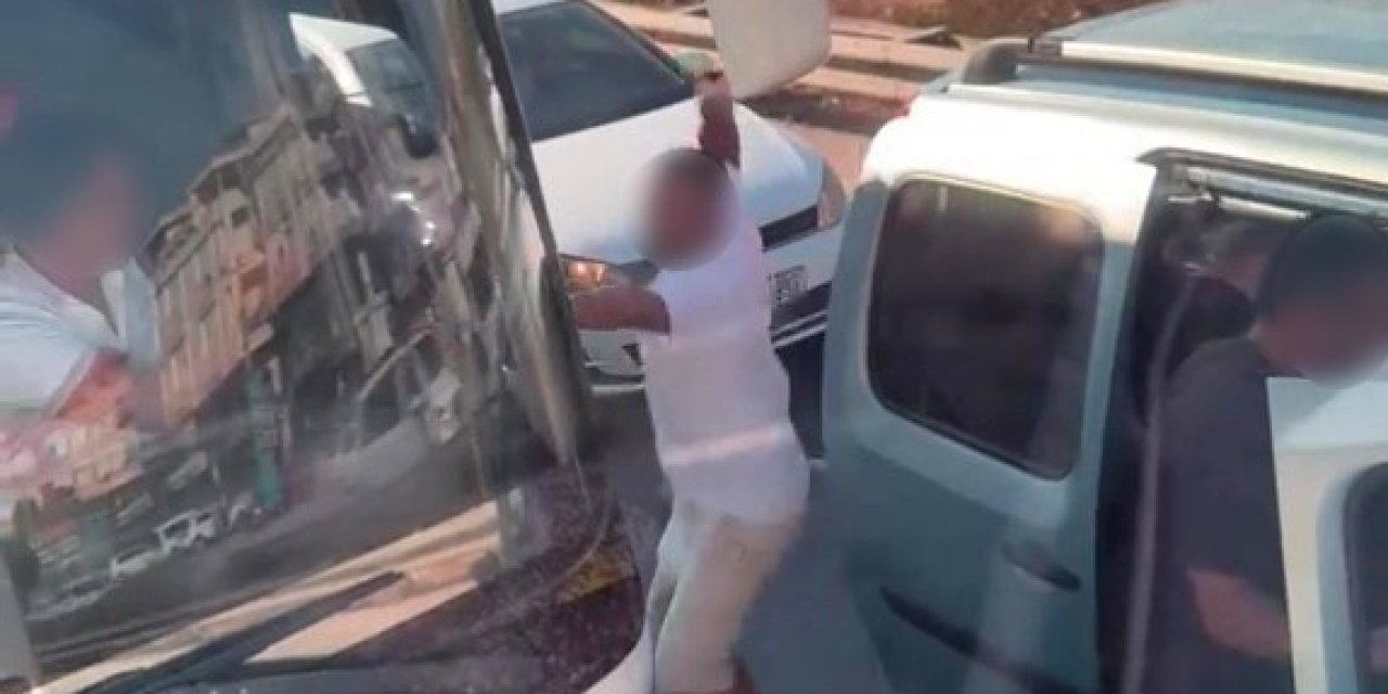 Emniyet Şeridinden Geçmek İsteyen Araçtakiler Otobüs Şoförüne Saldırdı