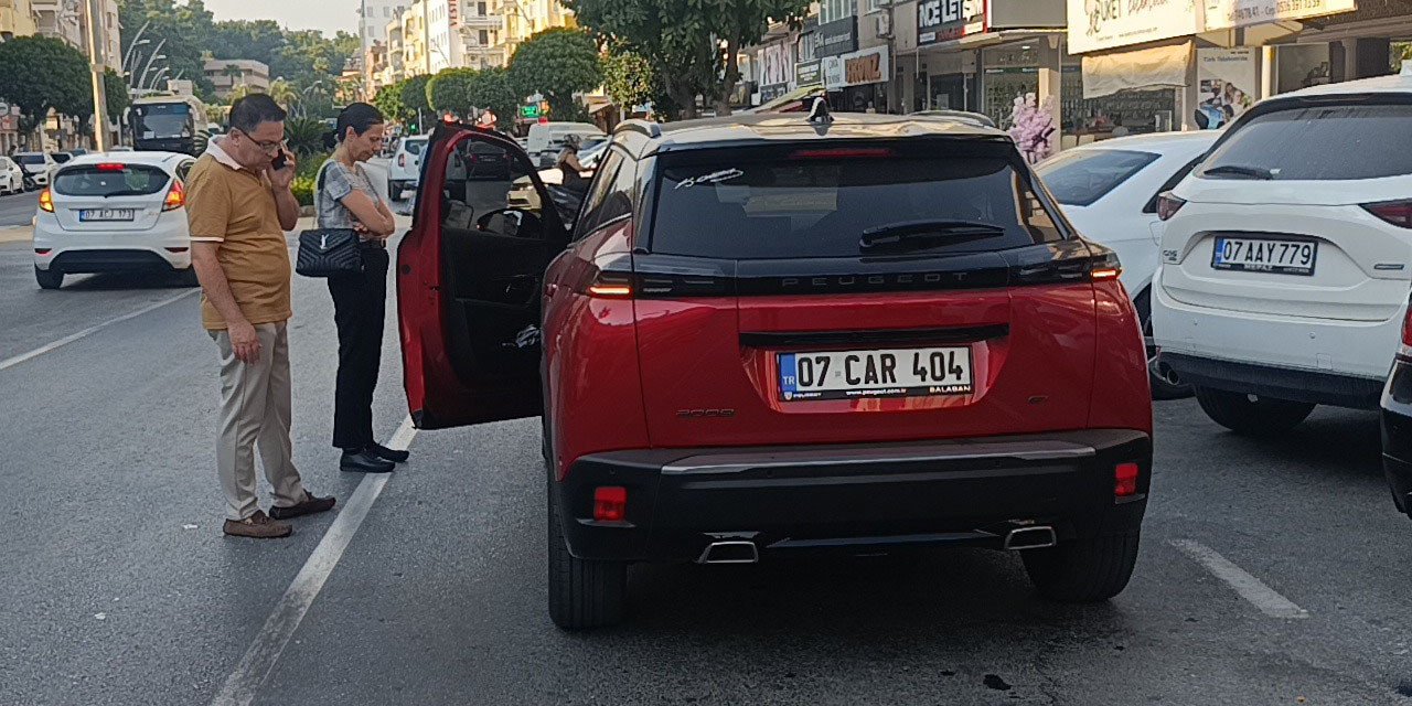 Kapısı Açılan Otomobile Çarpan Motosiklet Sürücüsü Yaralandı