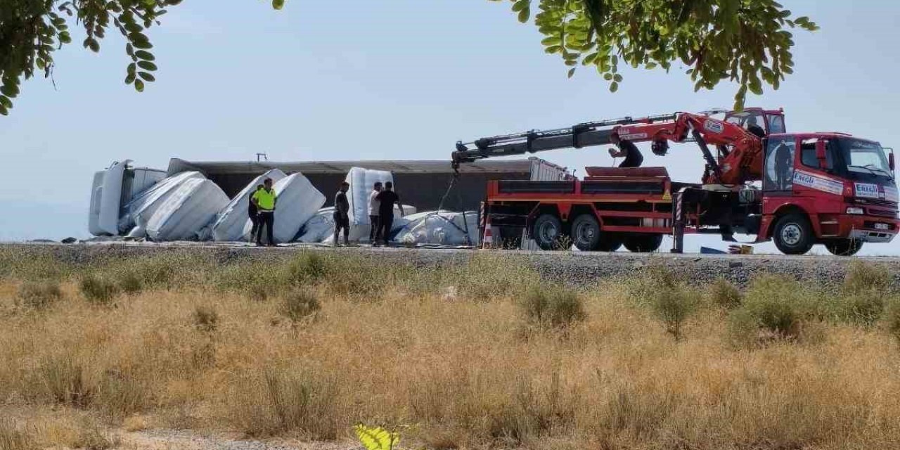 Karapınar’da Devrilen Tırın Sürücü Yara Almadan Kurtuldu