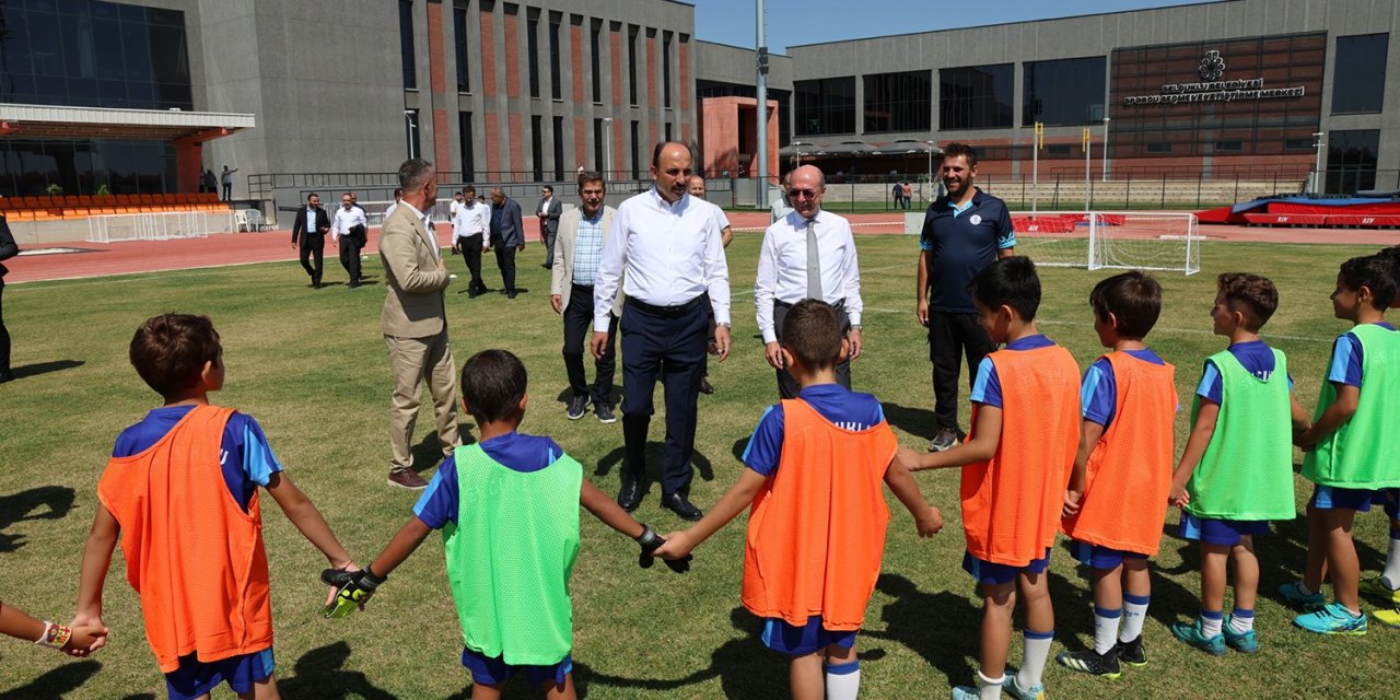Başkan Altay Ve Başkan Pekyatırmacı, Sporcu Seçme Ve Yetiştirme Merkezinde Öğrencilerle Buluştu