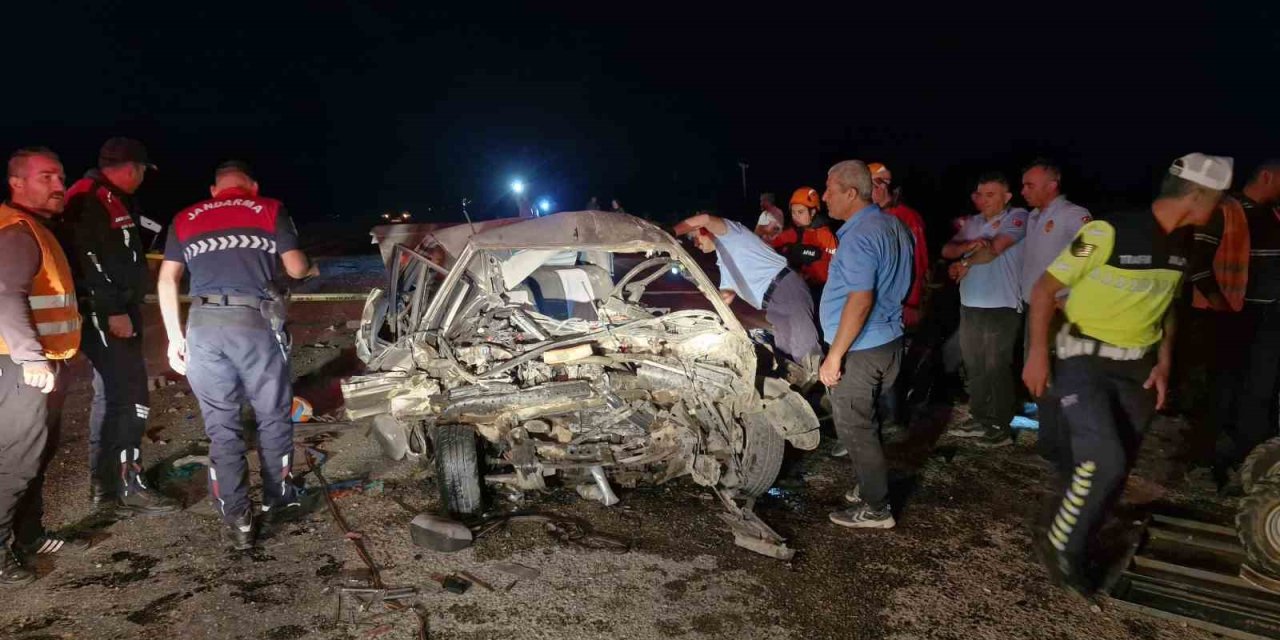 Karaman’da İki Otomobilin Kafa Kafaya Çarpıştı: 1 Ölü, 1 Yaralı