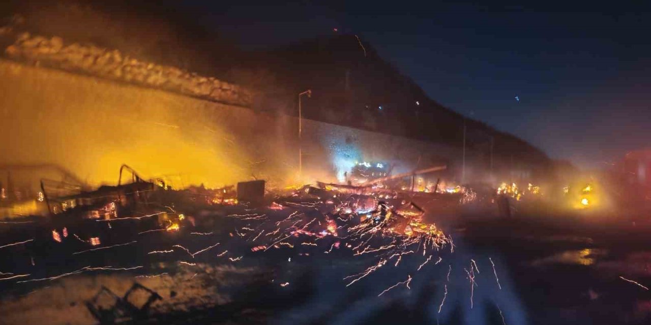 Antalya Balıkçı Barınağı’nda Yangın: 20’den Fazla Tekne Küle Döndü