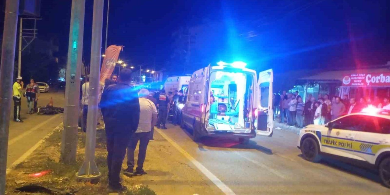 Otomobille Çarpışan Motosikletteki 2 Kişi Yaralandı