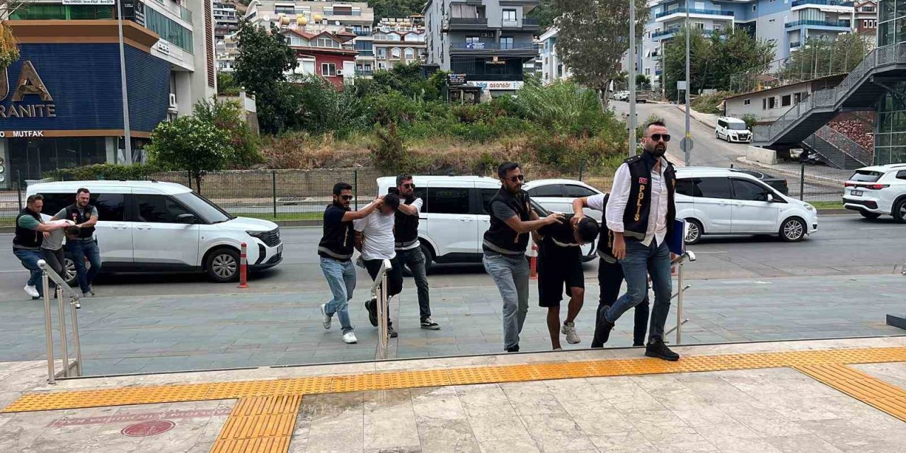 Alanya’da Döviz Bürosundan 400 Bin Liralık Soygunun 3 Şüphelisi Adliyeye Sevk Edildi