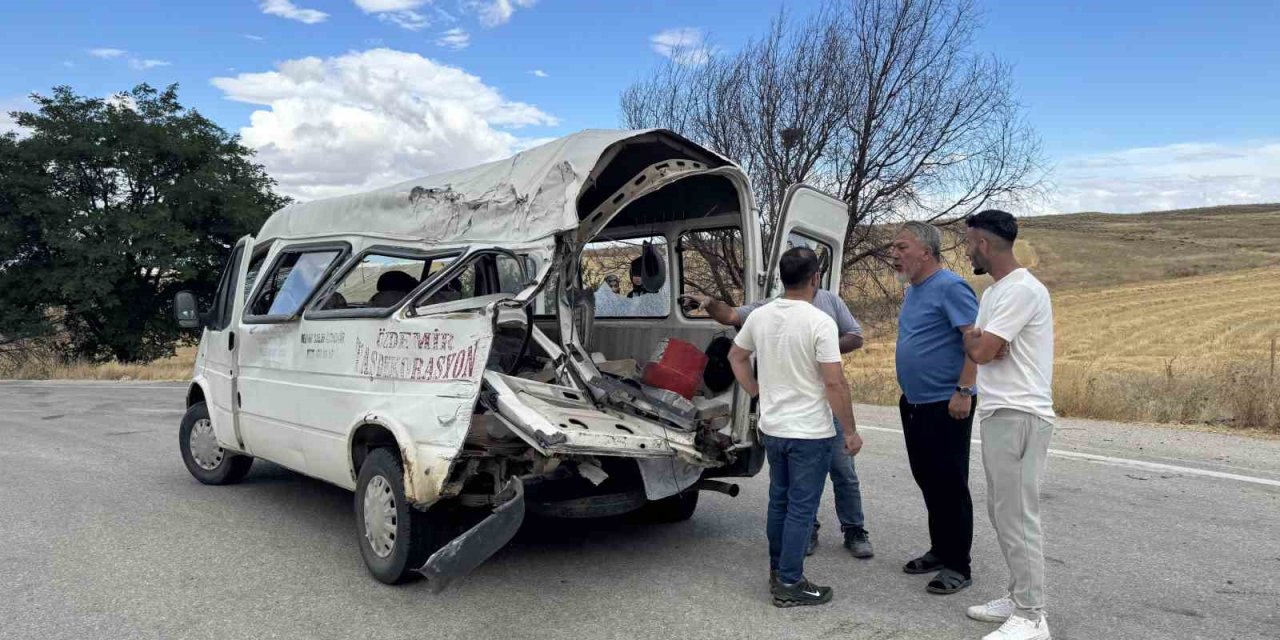 Kulu’da Kamyonet İle Minibüs Çarpıştı