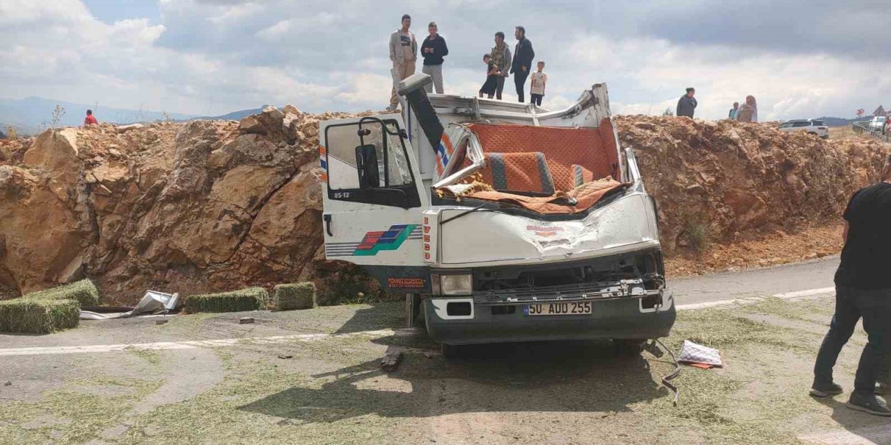 Karaman’da Yonca Balyası Yüklü Kamyonet Devrildi: 1 Ölü, 1 Yaralı