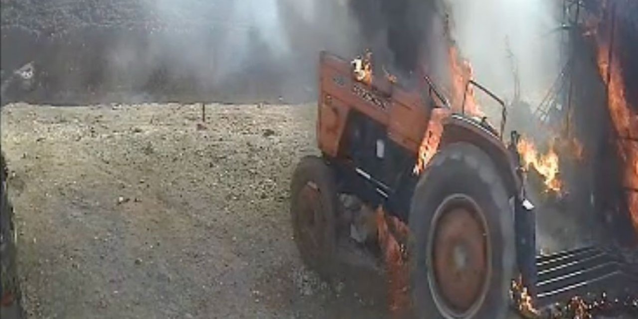 Kısa Devre Yapan Traktör Yanarak Harekete Geçti, Saman Balyalarını Ve Hayvanları Yaktı