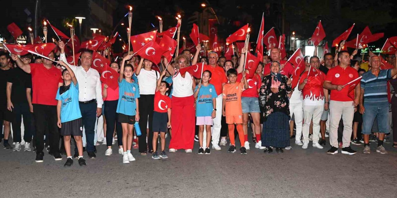 Kemer’de 30 Ağustos Fener Alayı Coşkusu