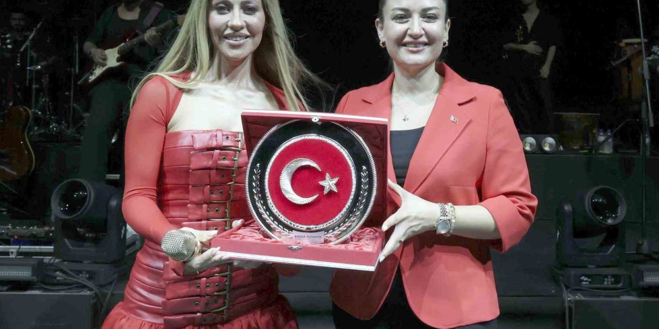 Antalyalılar 30 Ağustos’ta Derya Uluğ İle Coştu