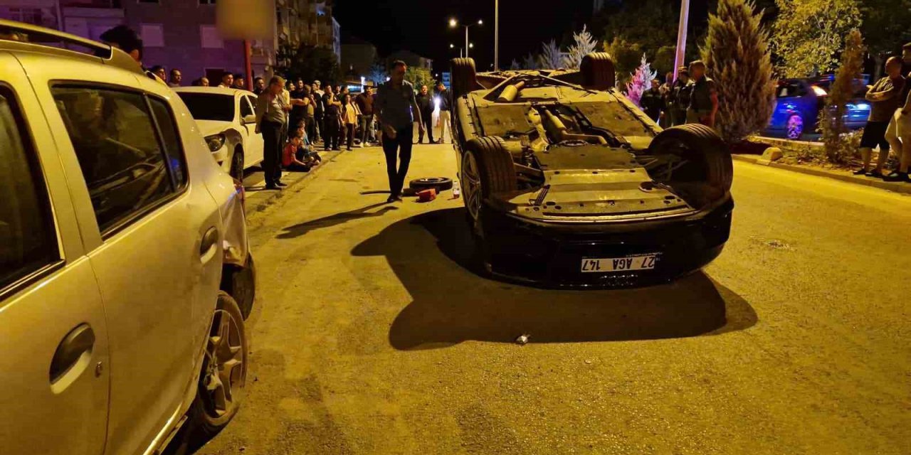 Karaman’da Park Halindeki Otomobile Çarpan Araç Ters Döndü: 1 Yaralı