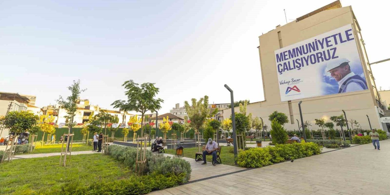 Mersin’de Kırmızı Lacivert Kent Meydanı Çarşıya Nefes Aldırdı