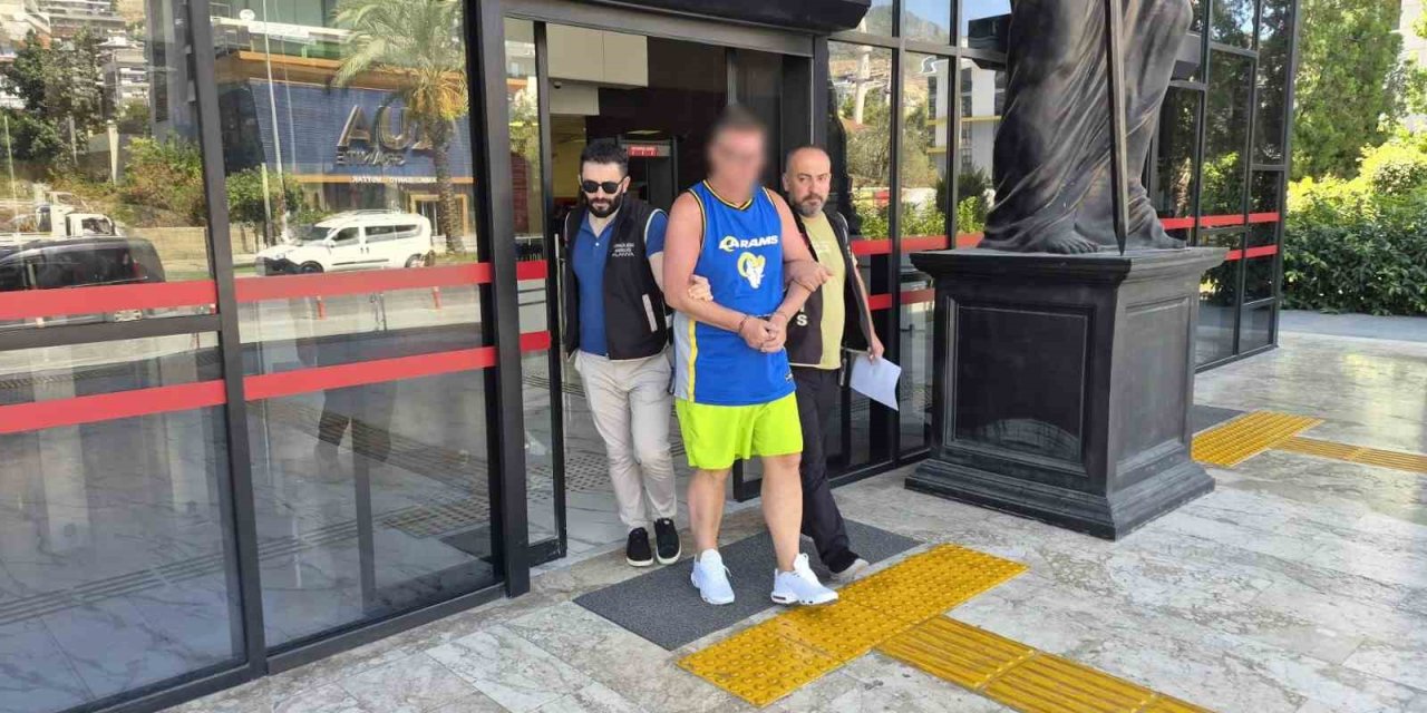 Alanya’da Türk Bayrağına Tüküren İngiliz Turist Tutuklandı