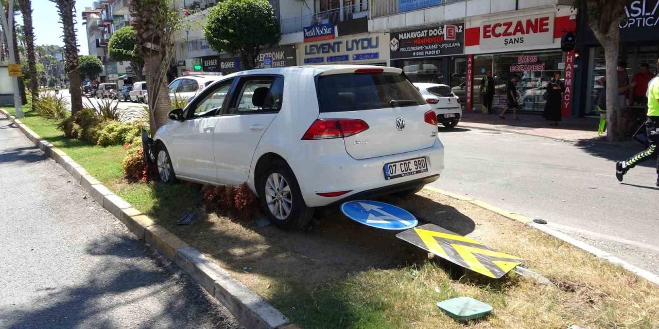 Manavgat’ta Otomobiller Çarpıştı: 2 Yaralı