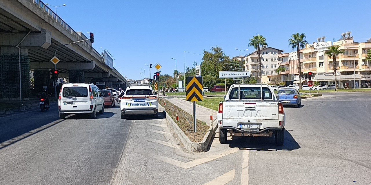 Yol Kenarındaki Kamyonet Ekipleri Alarma Geçirdi, Gerçek İse Apayrı Çıktı