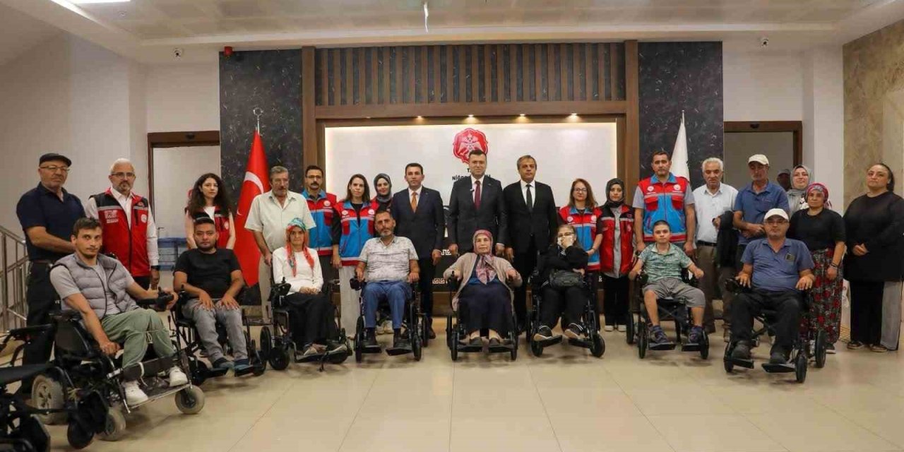 Niğde’de Engelli Vatandaşlara 21 Akülü Tekerlekli Sandalye Desteği