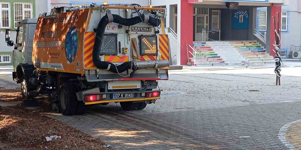 Kemer’de Okul Bahçelerinde Yeni Eğitim Yılı Öncesi Temizlik Çalışması