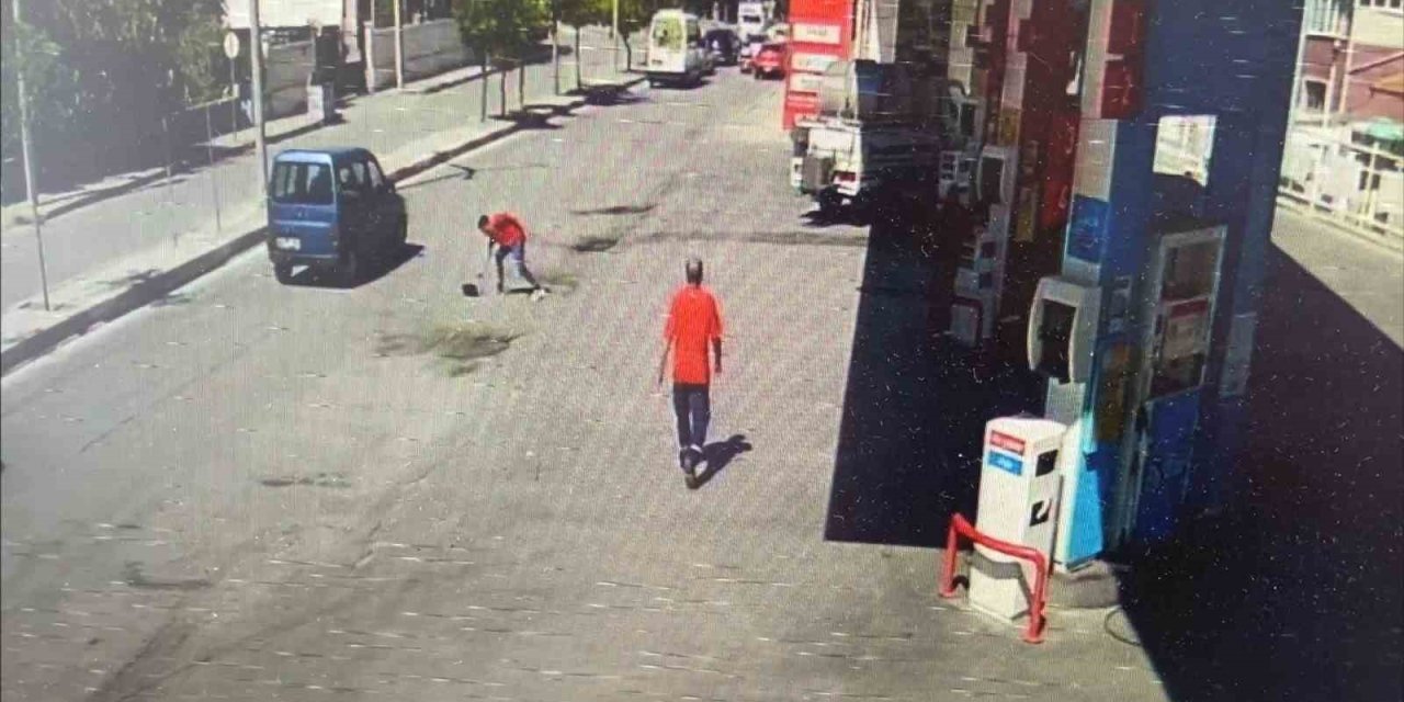 Düşürdüğü Çantasına Kavuşan Yaşlı Kadın Polislere Para Verip Çay İkram Etmek İstedi