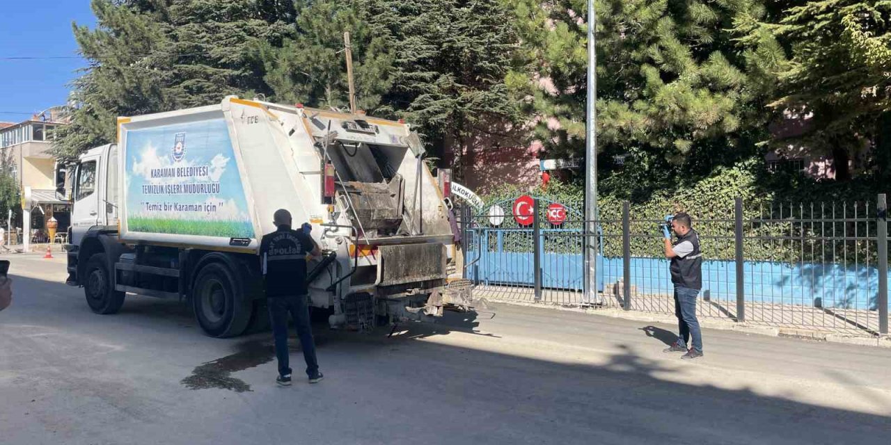 Karaman’da Çöp Kamyonundan Düşen 2 İşçi Yaralandı: Kaza Anı Kameraya Yansıdı