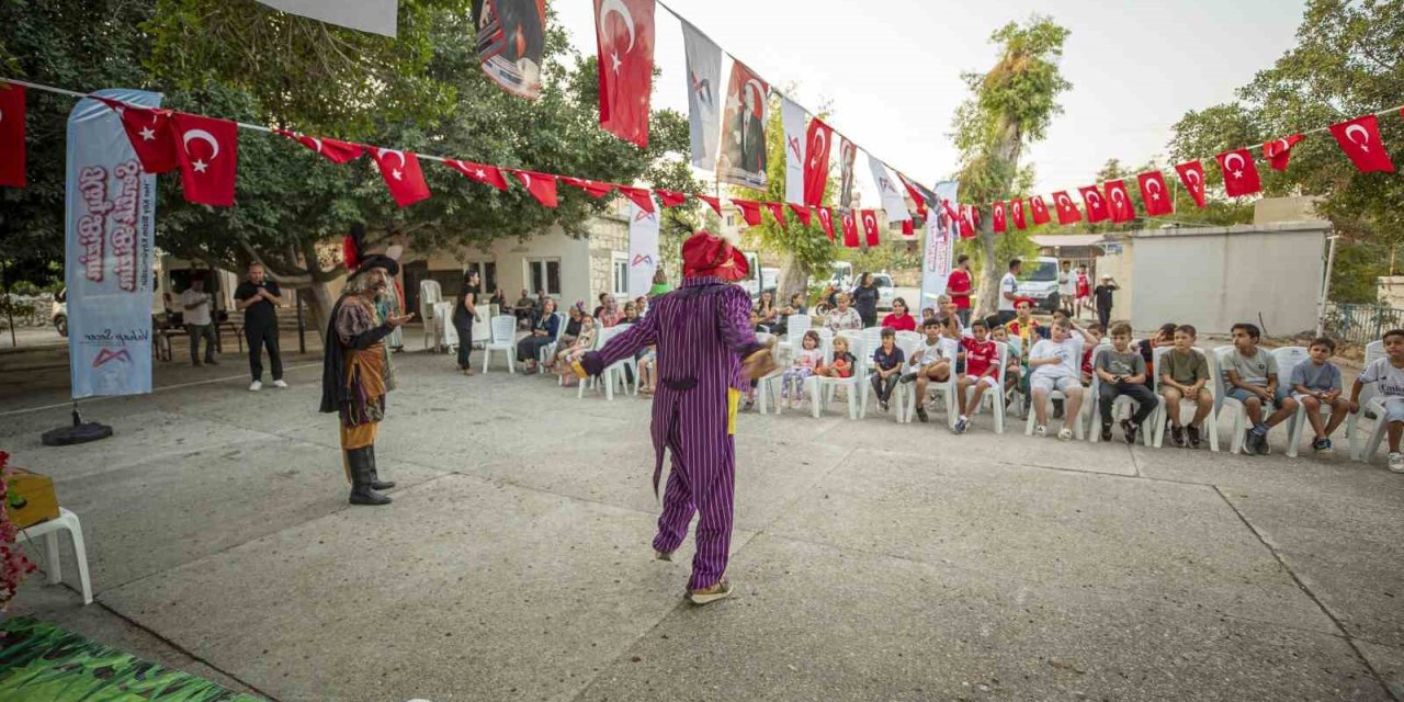 Mersin’de Köy Meydanı Çocukların Oyun Alanına Dönüştü
