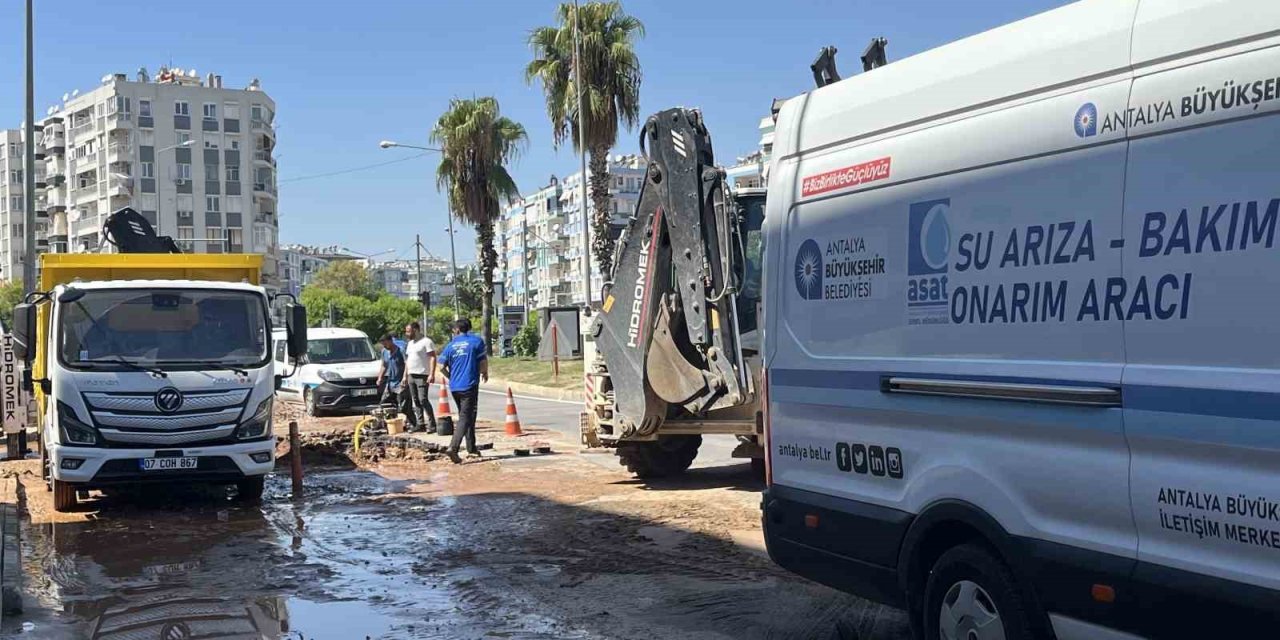 Antalya’da Patlayan Su Borusu Caddeyi Gölete Çevirdi
