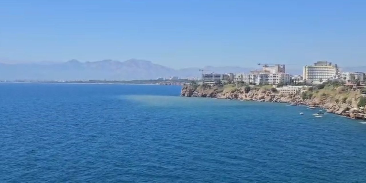Antalya’da Falezlerde Deniz Rengi Değişti, Sebebi İçme Suyu Hattındaki Arıza Çıktı
