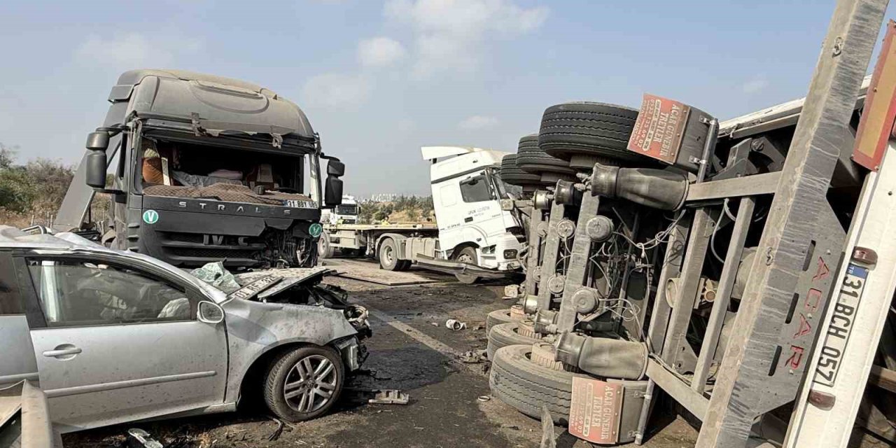 Otoyolda Tır Karşı Şeride Geçti, Ortalık Savaş Alanına Döndü:1 Ölü, 2 Yaralı