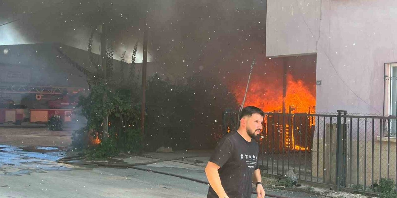 Antalya’da Ev Ve Depo Yangını