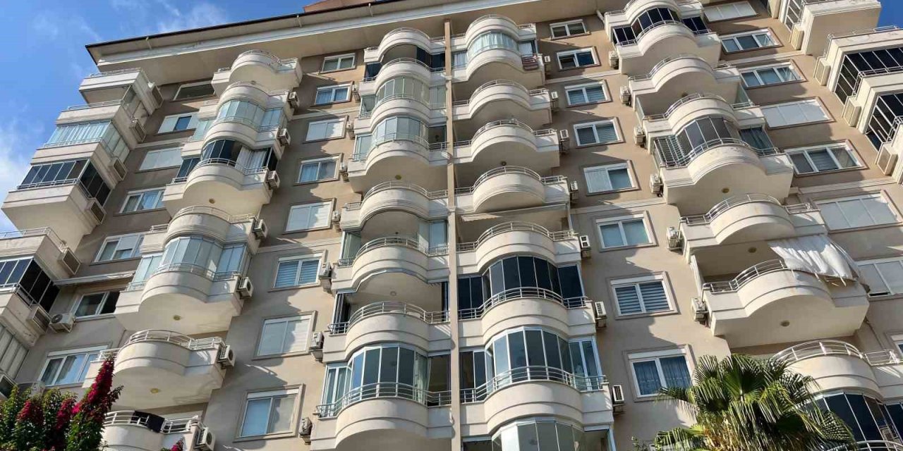Alanya’da Daireden Gelen Duman Ekipleri Alarma Geçirdi