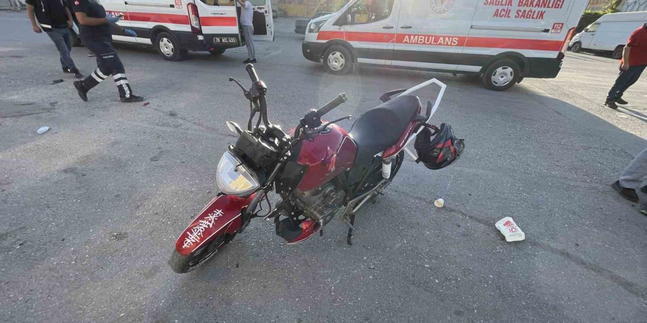 Motosikletlerin Çarpıştığı Kaza Anı Kamerada: 1’i Ağır, 3 Yaralı